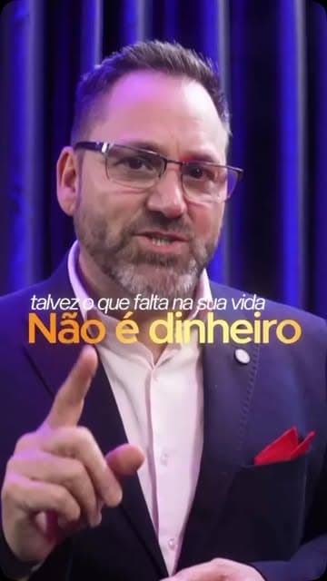 Antes de culpar a equipe, olhe para a liderança.*
Antes de cobrar mais energia, responsabilidade ou resultado da equipe, vale olhar para a liderança que ela recebe todos os dias. Pessoas escutam discursos, mas copiam comportamentos. Se o líder exige compromisso e vive sem compromisso, a equipe percebe. Liderar é ser referência daquilo que você espera do time.
Marque um líder que acredita em liderar pelo exemplo.
